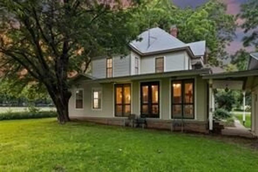 Victorian Farmhouse in Historic Pilot Point