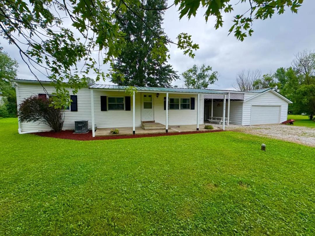 2 BEDROOM, 1.5 BATH HOME FOR SALE ON LAKE HOLIDAY!